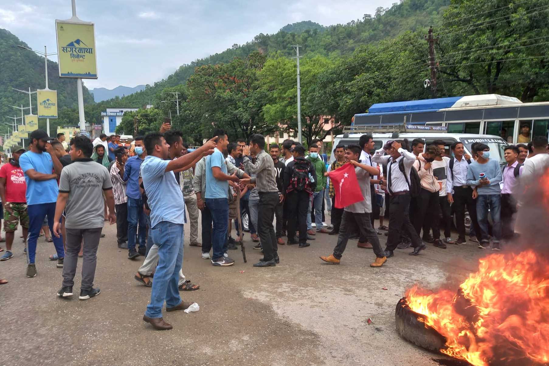 पेट्रोलियम पदार्थमा भएको मूल्यवृद्धी विरुद्ध अनेरास्ववियु आन्दोलित
